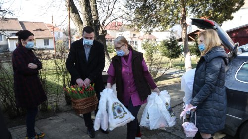 Daruri de 8 Martie pentru 150 de vârstnici din Sibiu Poza 165555