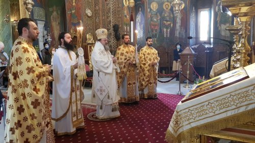 Slujire arhierească în prima zi a „Săptămânii albe” la Mănăstirea Radu Vodă Poza 165572