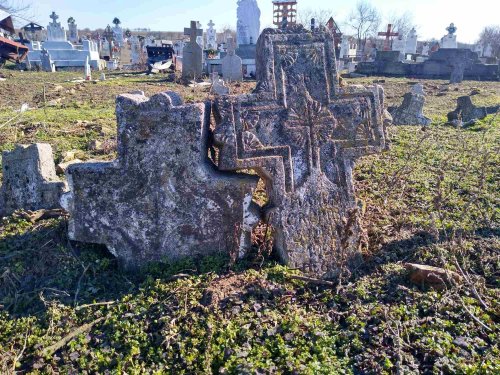 Istoria acestui neam  e scrisă pe crucile cimitirelor noastre Poza 165855