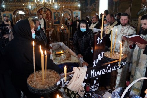 Preotul Mihail Cătălin Boşomoiu a fost înmormântat Poza 166011