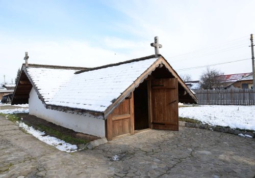 Biserica-bordei de la Stoicănești, unicat în România Poza 166983