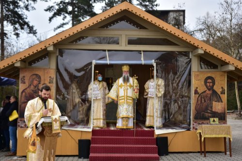 Sfinte Liturghii arhiereşti la Râmnicu Vâlcea şi Gura Motrului Poza 167150