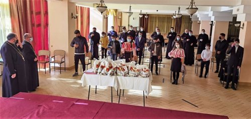 Premii pentru elevii dâmboviţeni care au participat la Concursul „Biserica - familia românilor de pretutindeni” Poza 167325