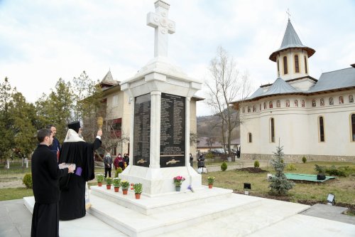 Binecuvântarea monumentului dedicat eroilor din localitatea buzoiană Lopătari  Poza 167606