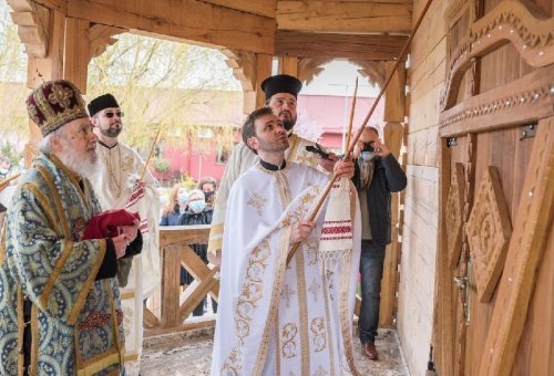 Sfințirea noului paraclis arhiepiscopal  din localitatea arădeană Vladimirescu  Poza 167599