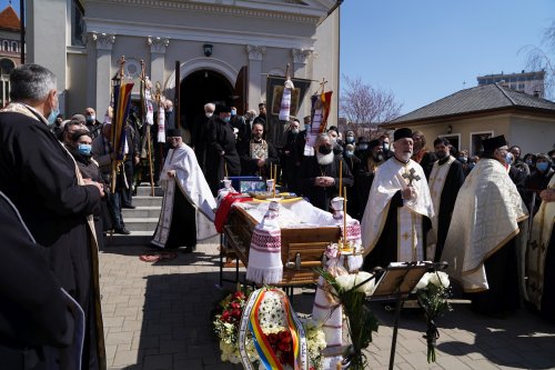 Părintele Dumitru Merticariu a fost înmormântat lângă biserica unde a slujit aproape trei decenii Poza 168052