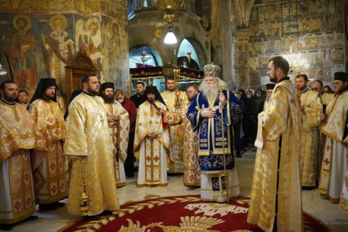 Liturghie arhierească în Duminica Sfintei Cruci la Catedrala Arhiepiscopală din Suceava