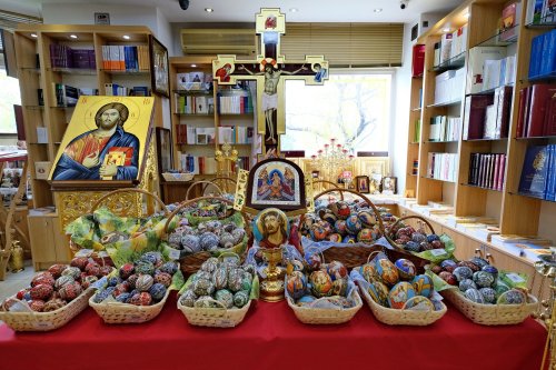 Expoziție cu vânzare de ouă încondeiate la magazinul „Librăria Ortodoxă” din București