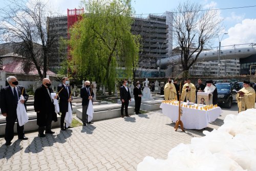 Membrii și donatorii marcanți ai Academiei Române pomeniți în cimitirul Bellu