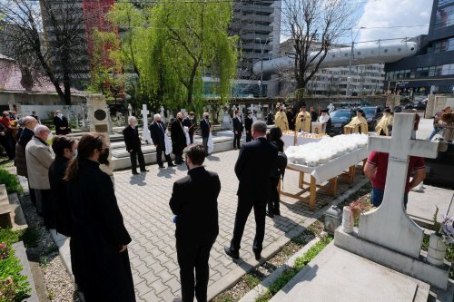 Membrii și donatorii marcanți ai Academiei Române pomeniți în cimitirul Bellu Poza 168929