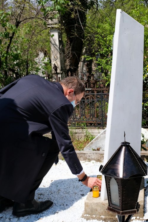 Membrii și donatorii marcanți ai Academiei Române pomeniți în cimitirul Bellu Poza 168944