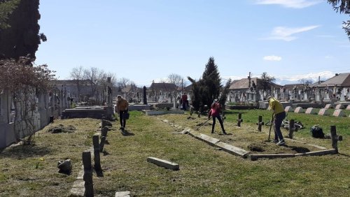 Mormintele eroilor din cimitirul vechi al Făgăraşului au fost curăţate de tineri voluntari Poza 168966