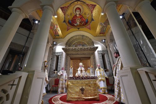 Sfânta Liturghie pascală la Patriarhie Poza 169897