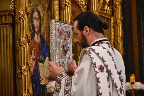 Vecernia misionară din prima zi de Paști la Catedrala Patriarhală Poza 169944