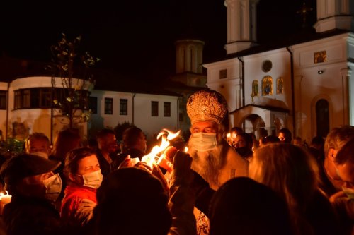 Lumina Învierii oferită credincioșilor din Râmnicu Vâlcea şi Drobeta-Turnu Severin Poza 170224