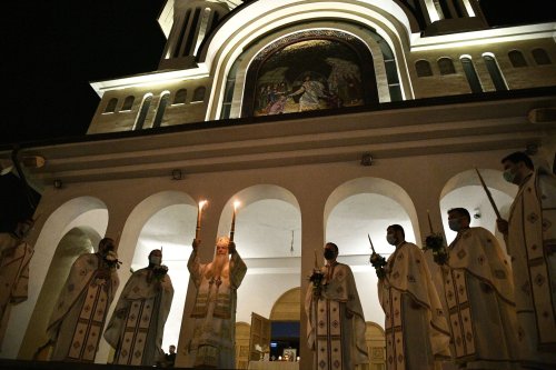 Lumina Învierii oferită credincioșilor din Râmnicu Vâlcea şi Drobeta-Turnu Severin Poza 170225
