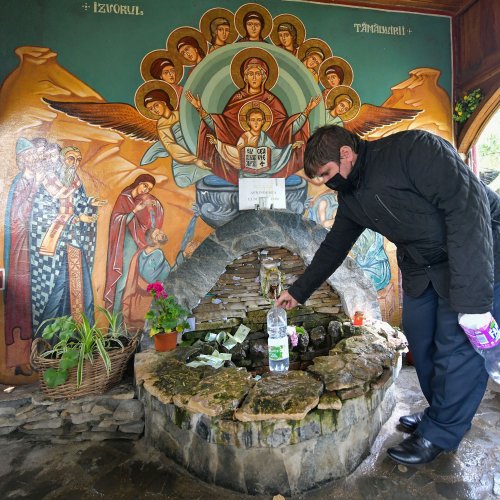 Binecuvântarea Izvorului Tămăduirii la mănăstirea prahoveană Ghighiu Poza 170529