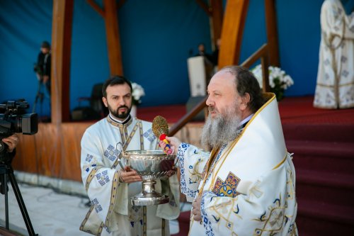 Sfinţirea apei în Vinerea Luminată pe Dealul Patriarhiei Poza 170348