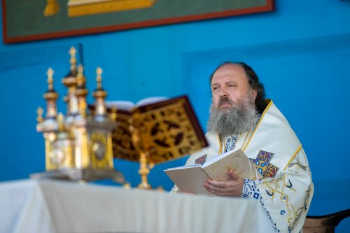 Sfinţirea apei în Vinerea Luminată pe Dealul Patriarhiei Poza 170372