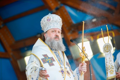 Sfinţirea apei în Vinerea Luminată pe Dealul Patriarhiei Poza 170406