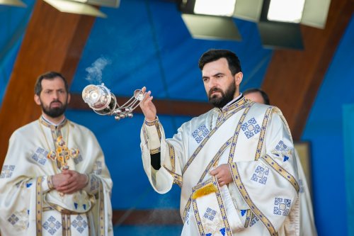 Sfinţirea apei în Vinerea Luminată pe Dealul Patriarhiei Poza 170409