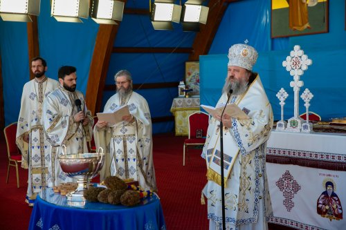 Sfinţirea apei în Vinerea Luminată pe Dealul Patriarhiei Poza 170421