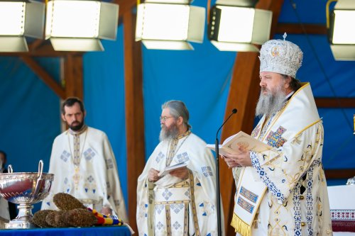 Sfinţirea apei în Vinerea Luminată pe Dealul Patriarhiei Poza 170429