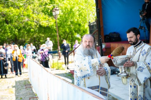 Sfinţirea apei în Vinerea Luminată pe Dealul Patriarhiei Poza 170443