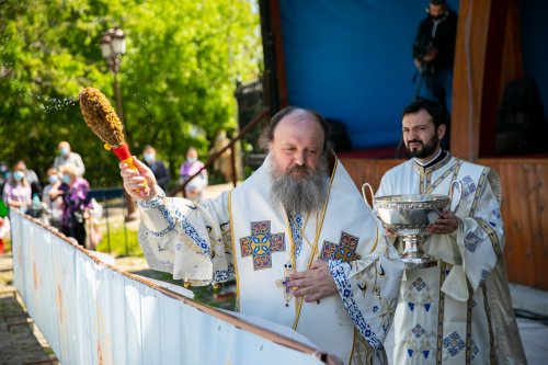 Sfinţirea apei în Vinerea Luminată pe Dealul Patriarhiei Poza 170444