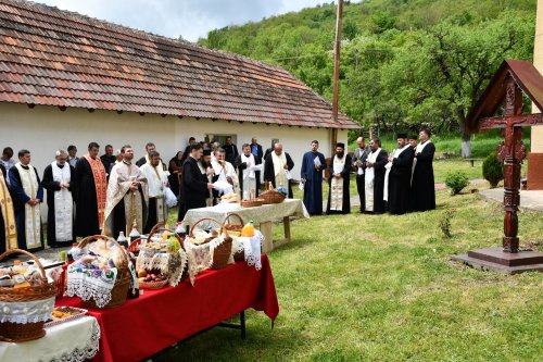 Vizite arhierești și slujiri la două cimitire din Episcopia Caransebeșului  Poza 171142