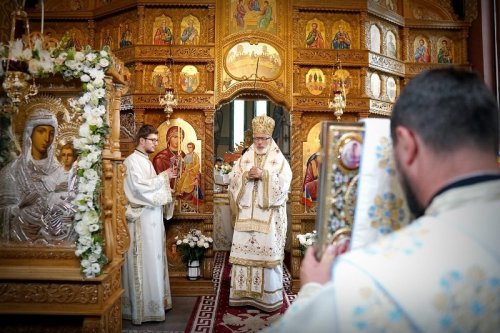 Sfințirea unei copii a Icoanei Prodromița la o parohie din Pitești Poza 171221