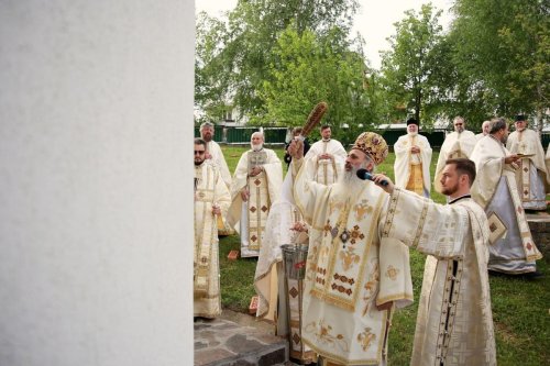 Târnosire de paraclis și sfințire de troiță în Piatra Neamț Poza 171201