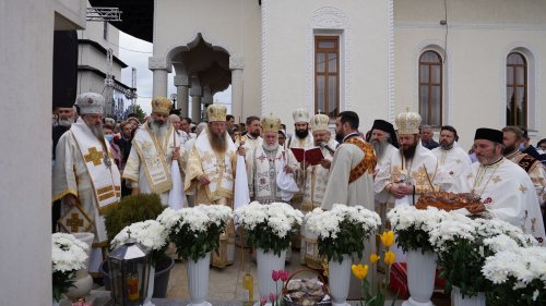 Biserica din Rădășeni a fost sfințită de șapte ierarhi Poza 171868