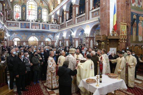 Hram la Biserica „Sfinţii Împăraţi Constantin şi Elena” din Braşov Poza 171850