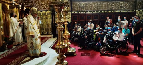 Ierarhul Dunării de Jos a binecuvântat persoane cu dizabilităţi motorii din Galaţi Poza 171961