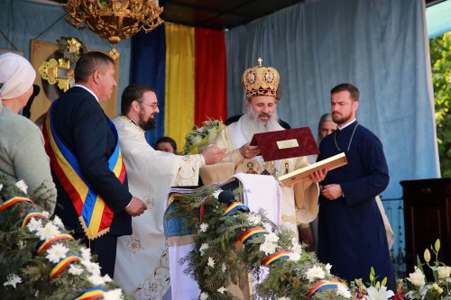 Ctitoria Patriarhului Teoctist din Victoria, Botoșani, a fost resfințită Poza 172550