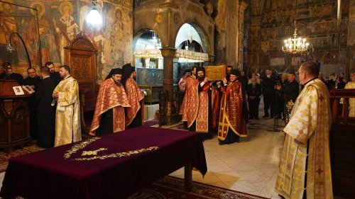 Moaștele Sfântului Ioan cel Nou de la Suceava, așezate spre închinare în curtea mănăstirii Poza 172678