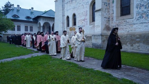 Moaștele Sfântului Ioan cel Nou de la Suceava, așezate spre închinare în curtea mănăstirii Poza 172682
