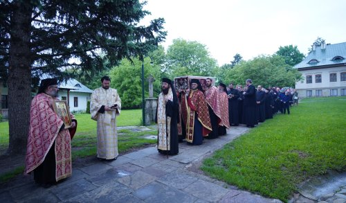 Moaștele Sfântului Ioan cel Nou de la Suceava, așezate spre închinare în curtea mănăstirii Poza 172683