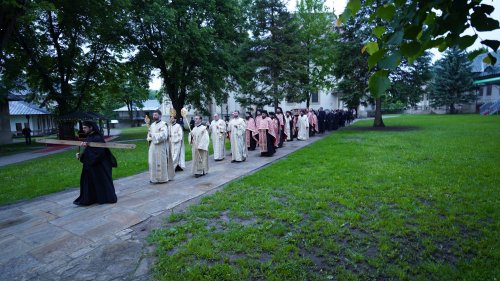 Moaștele Sfântului Ioan cel Nou de la Suceava, așezate spre închinare în curtea mănăstirii Poza 172685