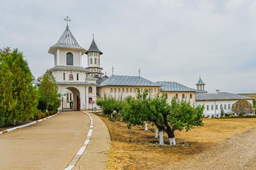 Mănăstirea Cudalbi, o cetate-prisacă  a jertfei, credinţei şi hărniciei  Poza 172735
