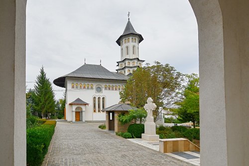 Mănăstirea Cudalbi, o cetate-prisacă  a jertfei, credinţei şi hărniciei  Poza 172739