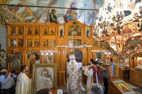 A fost sfințită noua catapeteasmă a bisericii Parohiei Belu-Pieptănari din Capitală Poza 172974