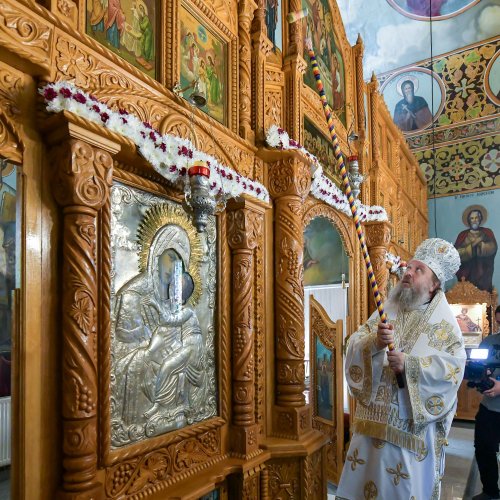 A fost sfințită noua catapeteasmă a bisericii Parohiei Belu-Pieptănari din Capitală Poza 172975