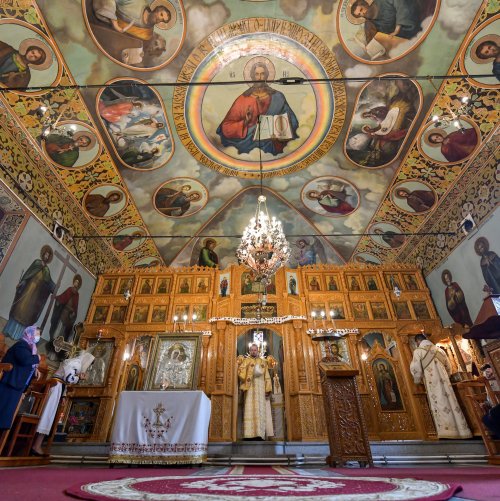 A fost sfințită noua catapeteasmă a bisericii Parohiei Belu-Pieptănari din Capitală Poza 172986