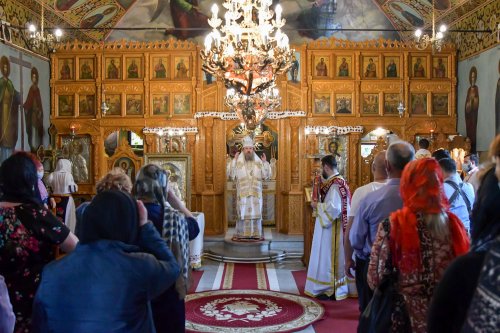 A fost sfințită noua catapeteasmă a bisericii Parohiei Belu-Pieptănari din Capitală Poza 172990