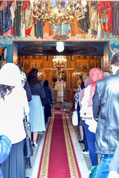 A fost sfințită noua catapeteasmă a bisericii Parohiei Belu-Pieptănari din Capitală Poza 172992