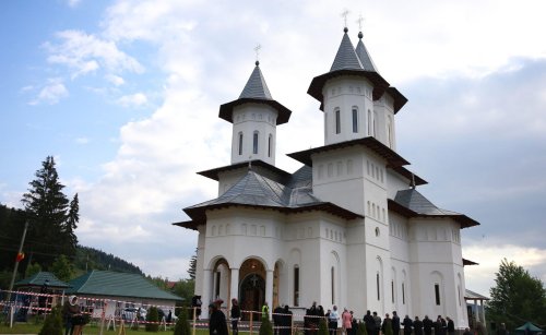 Biserica din Cracăul Negru-Neamț a fost înveșmântată în har Poza 173052