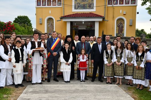 Pictura bisericii Parohiei Berzovia din Caraș-Severin a fost resfințită Poza 173127