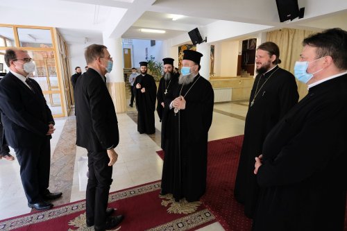 Preşedintele Academiei Române a vizitat Mănăstirea Radu Vodă și seminarul  din vecinătate Poza 173192